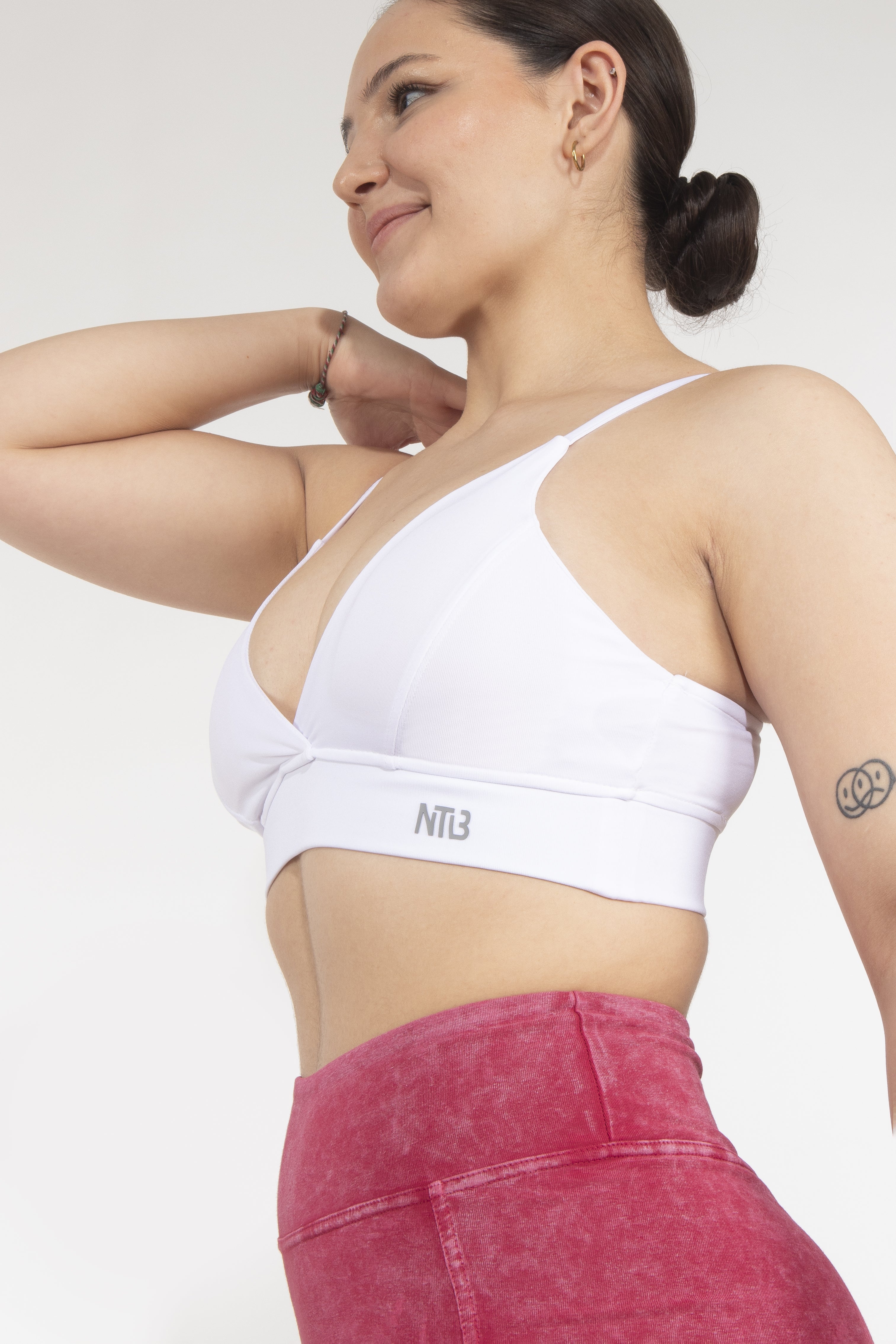 Dikişli Dekolteli Beyaz Sporcu Sutyeni Bra