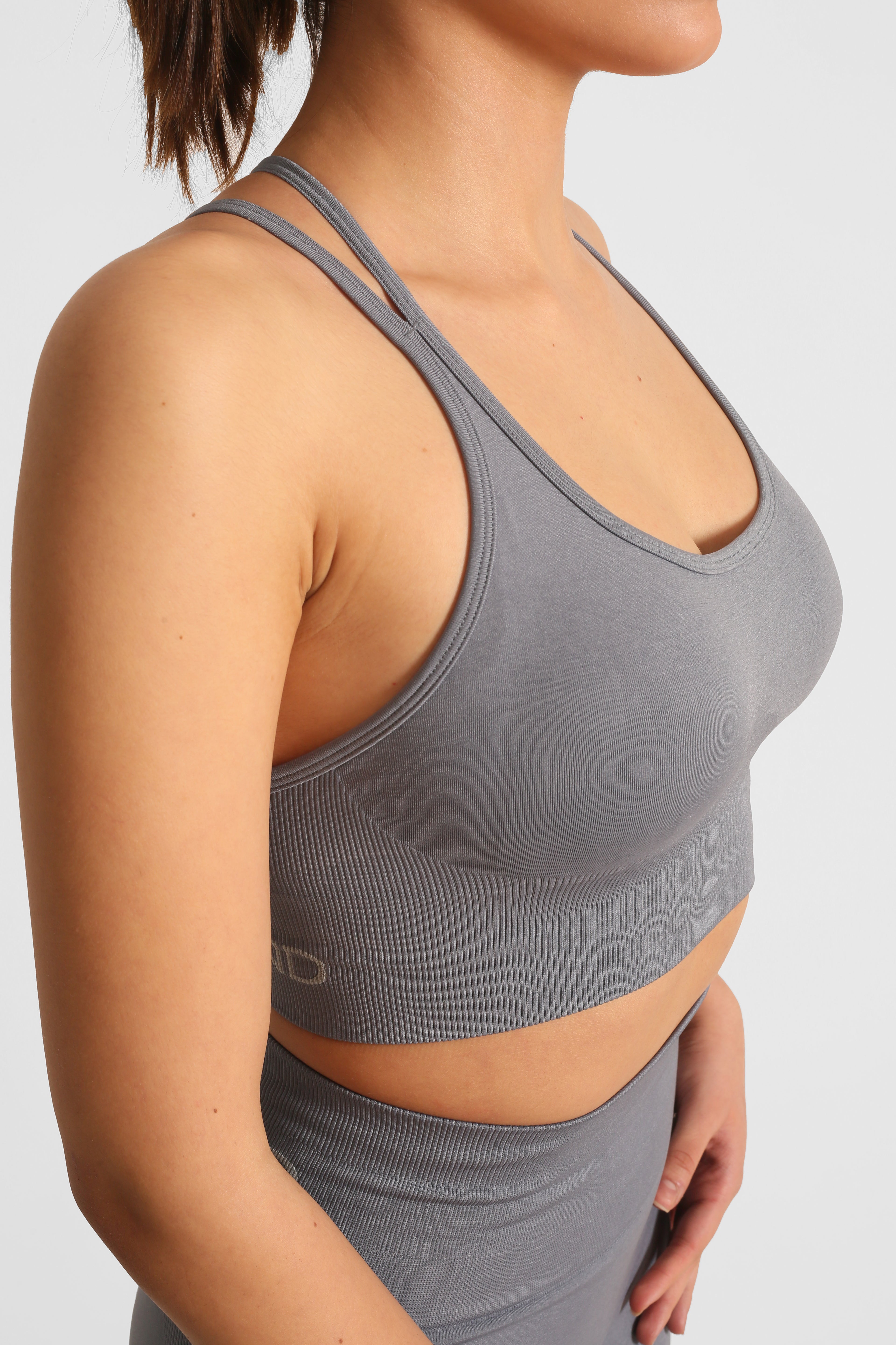 Sırt Dekolteli Çarpaz İpli Dikişsiz Sporcu Sutyeni Gri