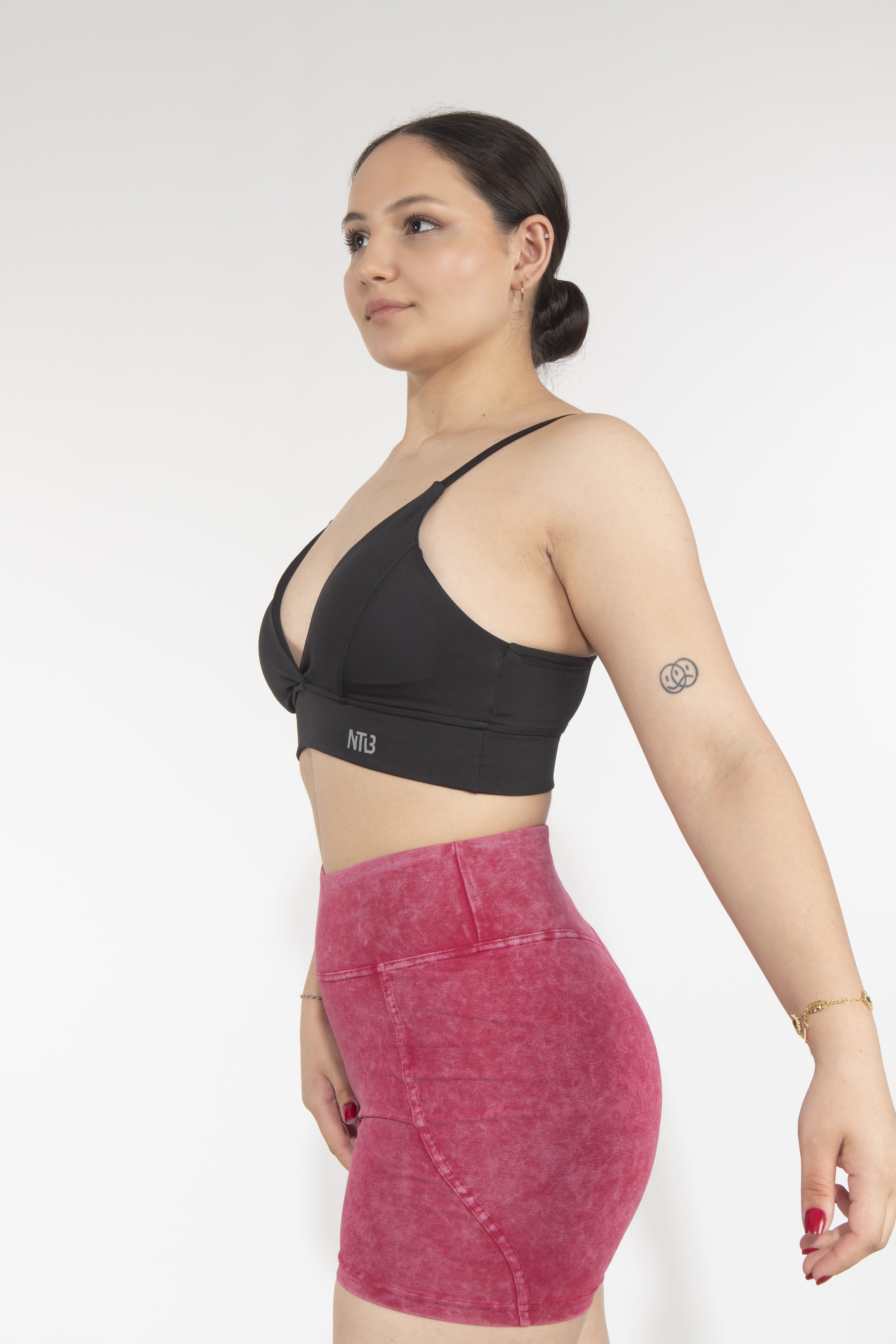 Dikişli Dekolteli Black Sporcu Bra