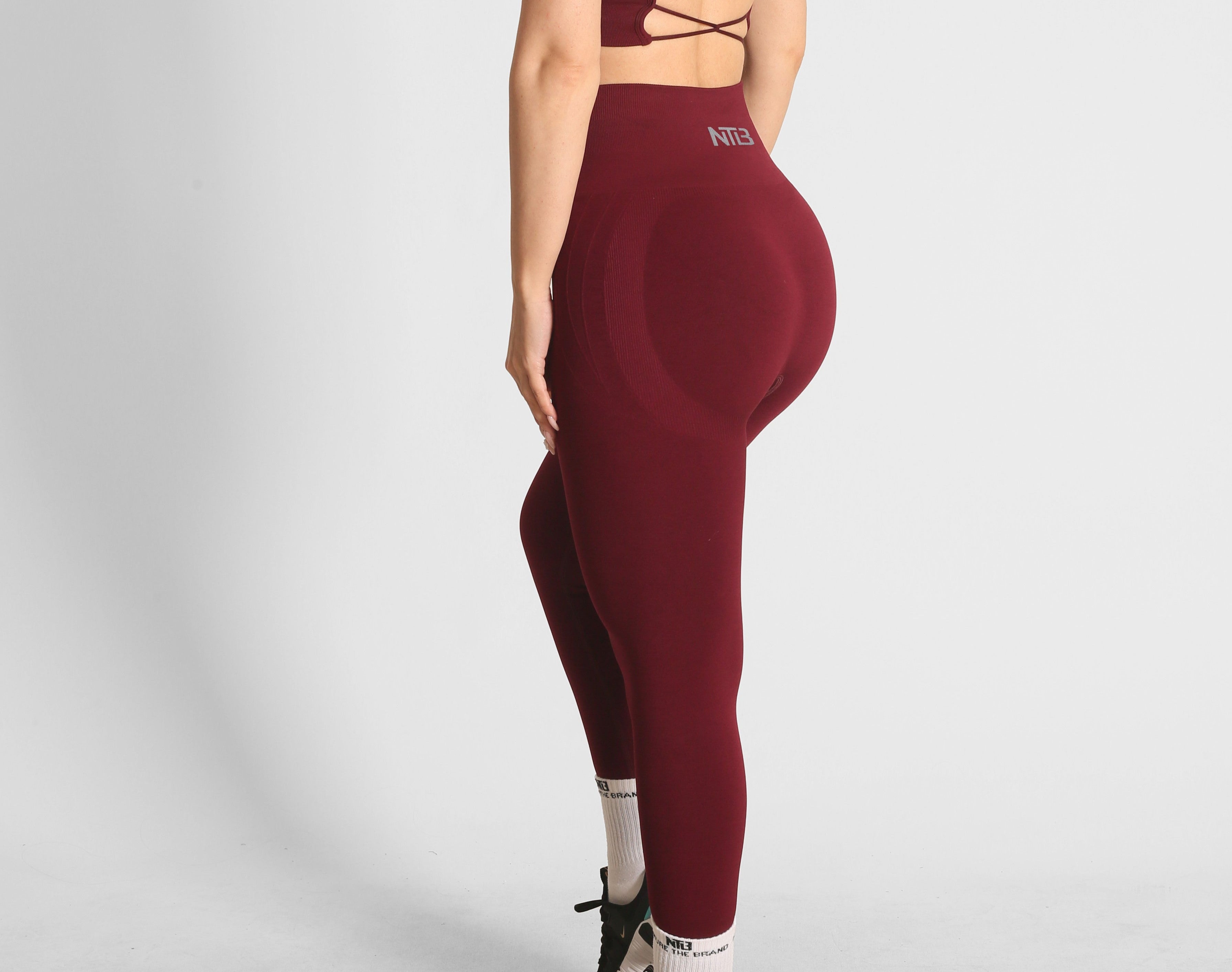 Yüksel Bel Dikişsiz ve Büzgüsüz Kalça Toparlayıcı Spor Tayt Vişne Çürüğü